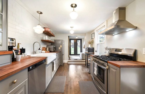 Central Northside House | ★ HostWise Stays ★ Off-Street Parking, King Bed, Amazing War Streets!