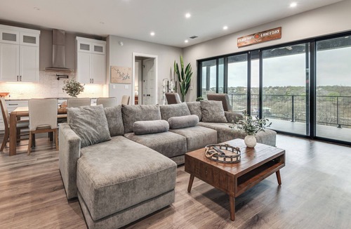 Oatmeal House | Hot Tub, Dock & View! Lakefront Marble Falls Home