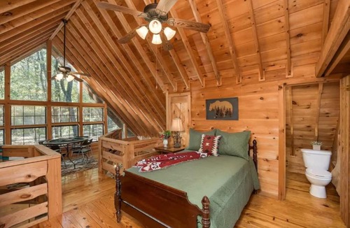 Mentone House | Hot Tub, Fire Pit & Games! Family Falcon Lodge