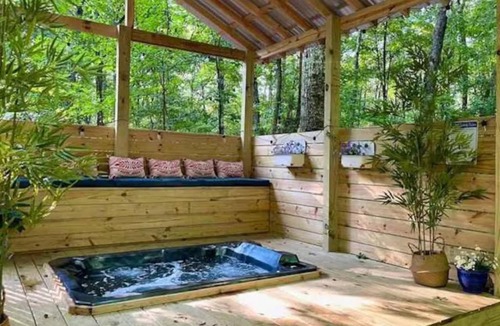 Mentone House | Hot Tub, Fire Pit & Games! Family Falcon Lodge