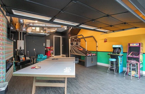 Katie Hill Neighborhood House | Hot Tub & Rooftop Views - Twang Town Terrace