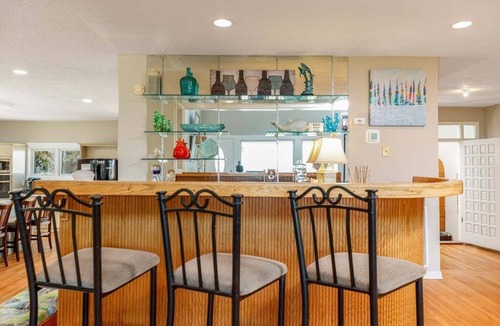 Golden Mile House | Huge oceanfront pet friendly home with large yard