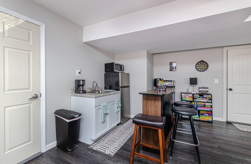Columbia House | It's a Gem ! Comfy Hideaway for R & R ~ King Bed !
