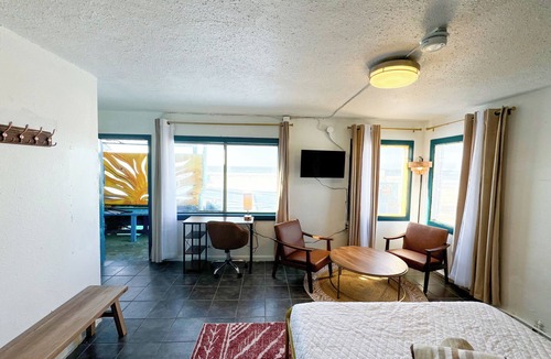 Pacific Beach Hostel | ITH Beach Bungalow Surf Hostel