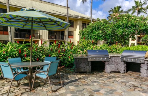 Hanamaulu Condo | Kauai Beach Villa Walk to Beach, full kitchen, separate living room FREE PARKING