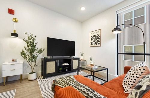 East Liberty Apartment | King Bed Comfort with Free Parking, Gym, 98 Walkscore & near UPMC Pitt and CMU