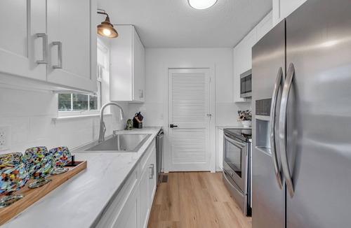 Murfreesboro House | King bed, large smart TV, fresh, welcoming, peaceful