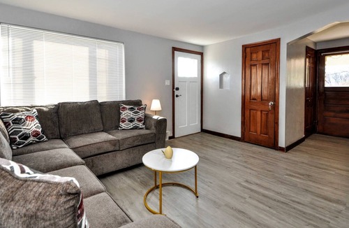 Brentwood House | King Bed! Quiet Pittsburgh Home! Close to City!