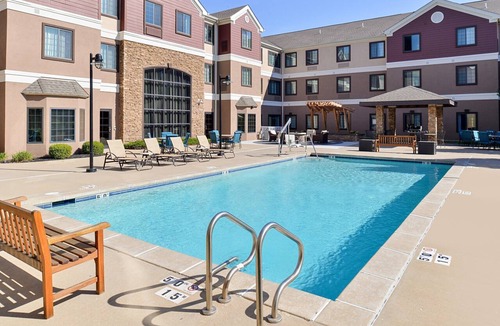 Glencoe Condo | King Suite. Free Breakfast. Pool & Gym. Your Next Trip!