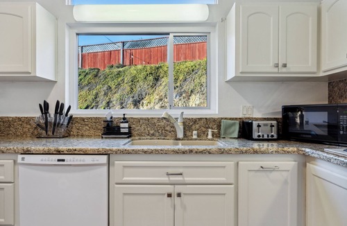 La Jolla Heights House | La Jolla Oasis | 4BR Luxury | Hot Tub | Close to Beach | Sleeps 12