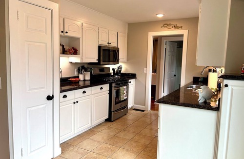 Mount Juliet House | Lake Front Haven with Dual Living Rooms, Hot Tub