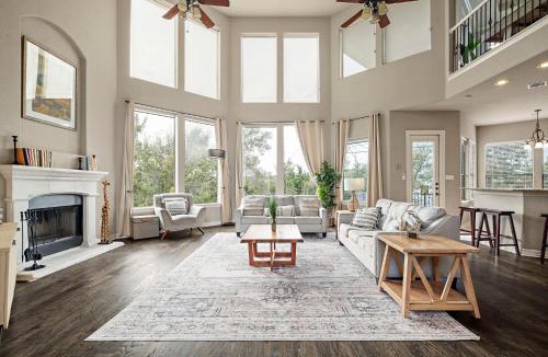 Travis Landing House | Lake Travis Family Retreat with Theater Game Room and BBQ 7 min from Marina