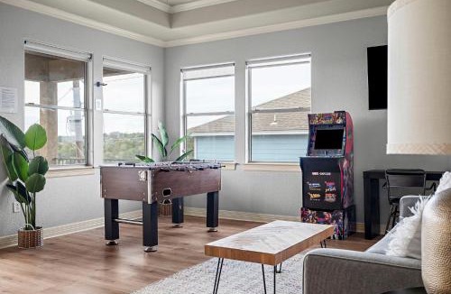 Travis Landing House | Lake Travis Family Retreat with Theater Game Room and BBQ 7 min from Marina