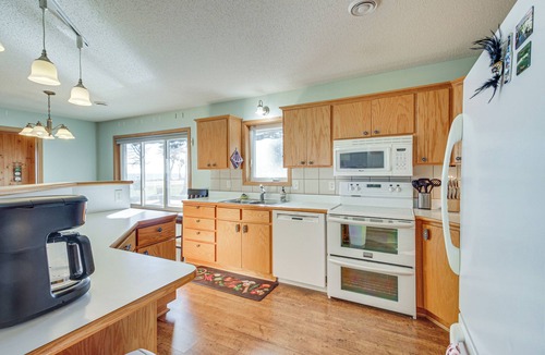 Aitkin House | Lakefront Aitkin Home w/Sunroom: Walk to Beach!