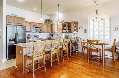 East Hope House | Lakefront home and studio with kayaks, dock, WiFi, fireplaces, BBQ grill