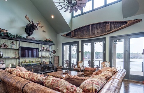 Eatonton House | Lakefront Luxury at Lake Forest
