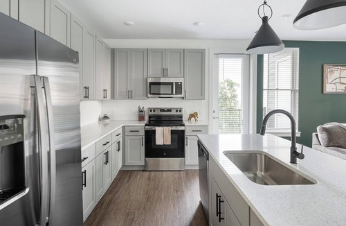 Brentwood Apartment | Landing | Modern 2BD, Gym, Clubhouse