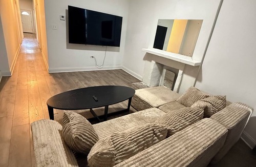 East Garfield Park Apartment | Large and conveniently located