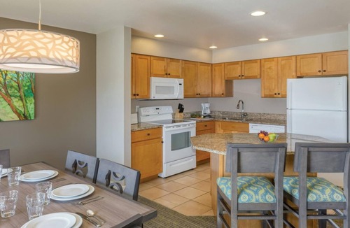 Downtown Leavenworth Villa | Leavenworth 2BR Mountain Villa – Full Kitchen, Balcony & Near Bavarian Village