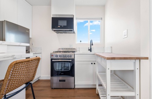 North Clairemont House | Light-Filled ADU Studio Immaculate, Cozy & Convenient