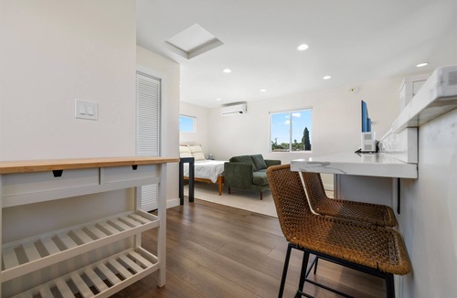 North Clairemont House | Light-Filled ADU Studio Immaculate, Cozy & Convenient