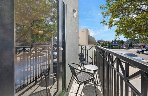 Little Italy Apartment | Little Italy Inn - Limited Service Apart Hotel