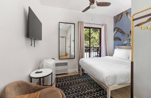 Little Italy Apartment | Little Italy Inn - Limited Service Apart Hotel