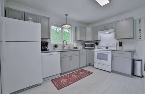 North Chattanooga Apartment | Live Like a Local | North Chattanooga Stay (left unit)