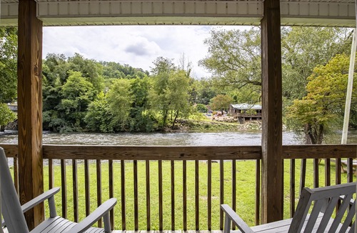 Cherokee Hotel | Lloyd's On The River Country Inn By OYO