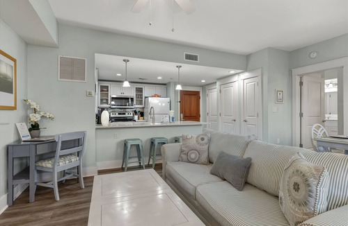 Baytowne Wharf Condo | Location! Baytowne Wharf 1BR Unit w/Balcony, Pool, Hot Tub, Tram, Beach, Gym