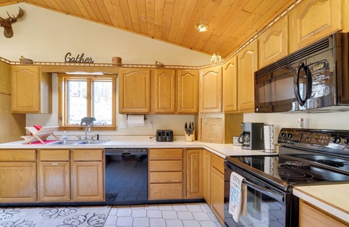 Terra Alta Cabin | Lovely Terra Alta Cabin < 1 Mi to Alpine Lake