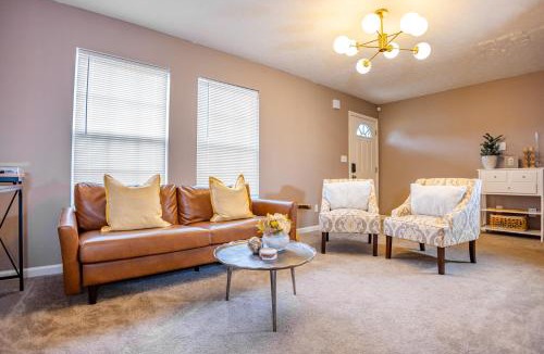 Lexington House | LUX - Downtown Oasis - Pool Table! Free Parking!