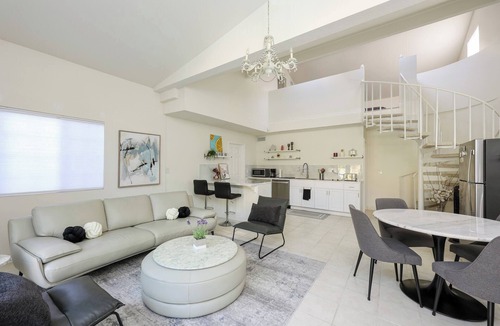 Tierrasanta House | Luxe Loft Retreat – Patio, High Ceilings & Parking