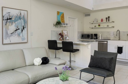 Tierrasanta House | Luxe Loft Retreat – Patio, High Ceilings & Parking