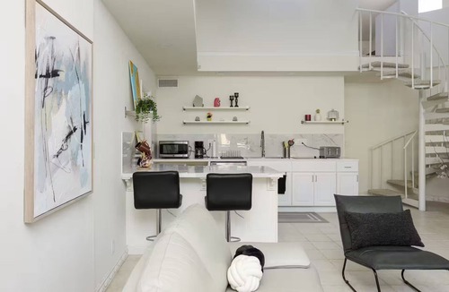 Tierrasanta House | Luxe Loft Retreat – Patio, High Ceilings & Parking