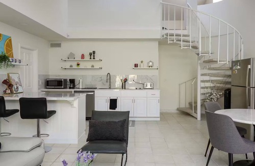 Tierrasanta House | Luxe Loft Retreat – Patio, High Ceilings & Parking