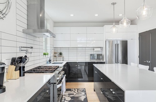 North Beacon Hill House | Luxe Modern Home with Air Conditioning - Perfect for Families & Groups