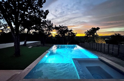 Sunset Valley Villa | Luxe Tuscan Villa on 1 Acre with Pool & Pickleball, Sleeps 18, 9 mins to DT