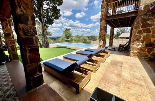 Sunset Valley Villa | Luxe Tuscan Villa on 1 Acre with Pool & Pickleball, Sleeps 18, 9 mins to DT