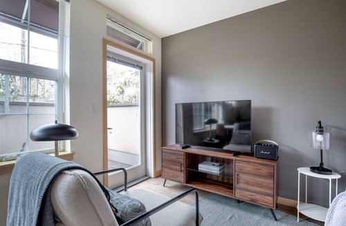 Wallingford Apartment | Luxe Wallingford Studio w/Pets & W/D, nr 99 & I-5, by Blueground