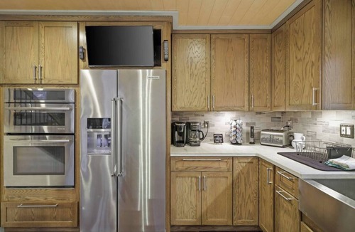 East Stroudsburg House | Luxurious Poconos Retreat~Hot Tub, Sauna, Games
