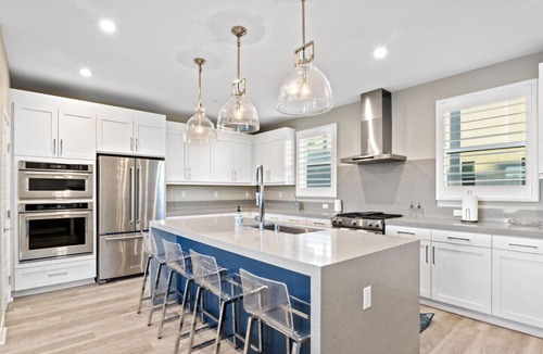 Serra Mesa Villa | Luxury 4 Bedroom Townhouse w/Rooftop Deck + Centrally located