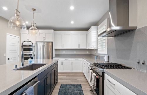 Serra Mesa Villa | Luxury 4 Bedroom Townhouse w/Rooftop Deck + Centrally located