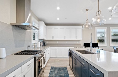 Serra Mesa Villa | Luxury 4 Bedroom Townhouse w/Rooftop Deck + Centrally located