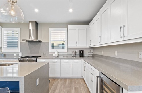 Serra Mesa Villa | Luxury 4 Bedroom Townhouse w/Rooftop Deck + Centrally located