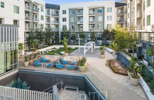 Kearny Mesa Apartment | Luxury Corner Penthouse: Pool, Spa, Gym, & Parking