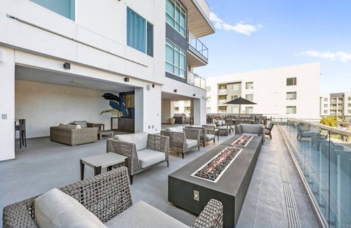 Kearny Mesa Apartment | Luxury Corner Penthouse: Pool, Spa, Gym, & Parking