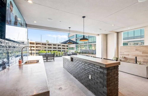 Kearny Mesa Apartment | Luxury Corner Penthouse: Pool, Spa, Gym, & Parking