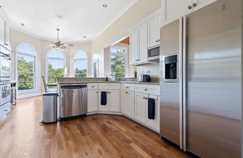 Greenville - Spartanburg House | Luxury Lakefront 6BR - Sleeps 20, Pool, Hottub, Gym, Sauna, Golf Sim, 15min DT