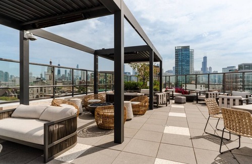 Pulaski Park Apartment | Luxury River West High-Rise N4 Gym+Rooftop+Skyline